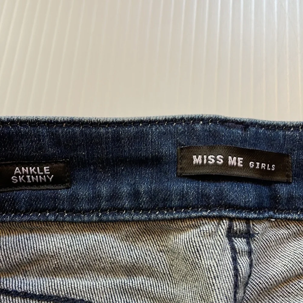 Miss Me Girls skinny ankle blue jean with embroidery detailing. Girls size 8